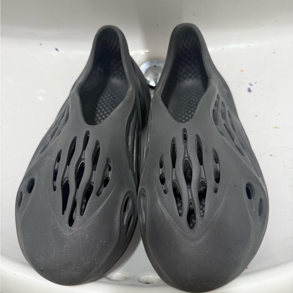 SZ 9 YEEZY SLIP ON SLIDES FOAM RUNNER SANDALS Black Slip-On Foam Clog Shoes